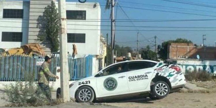 Patrulla de la Guardia Civil se atora en desnivel de la Simón Díaz