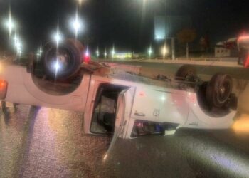 Conductora lesionada tras volcar en puente de carretera a Rioverde