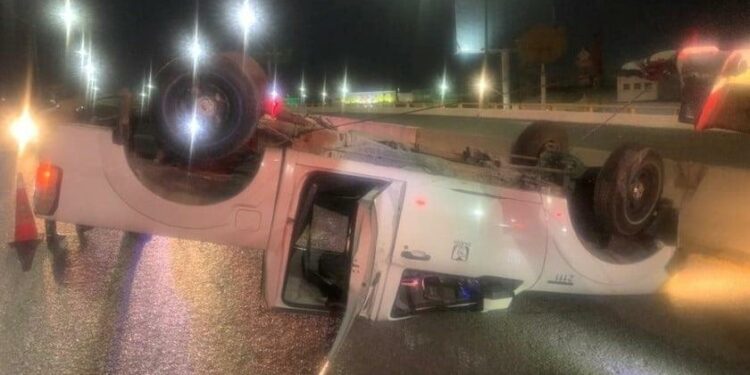 Conductora lesionada tras volcar en puente de carretera a Rioverde