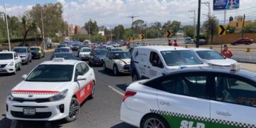 Taxistas inconformes bloquearon Salvador Nava, a la altura de zona universitaria