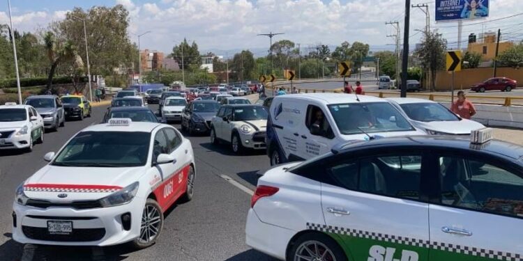 Taxistas inconformes bloquearon Salvador Nava, a la altura de zona universitaria