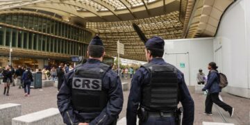 VIDEO: Alarma en Francia: desalojan el Louvre y el palacio de Versalles por amenaza de bomba