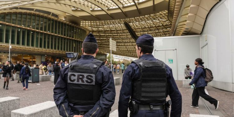 VIDEO: Alarma en Francia: desalojan el Louvre y el palacio de Versalles por amenaza de bomba