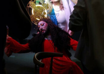 VIDEO: Detienen a drag queen por vestirse de Jesucristo y “perrear” el Padre Nuestro en show