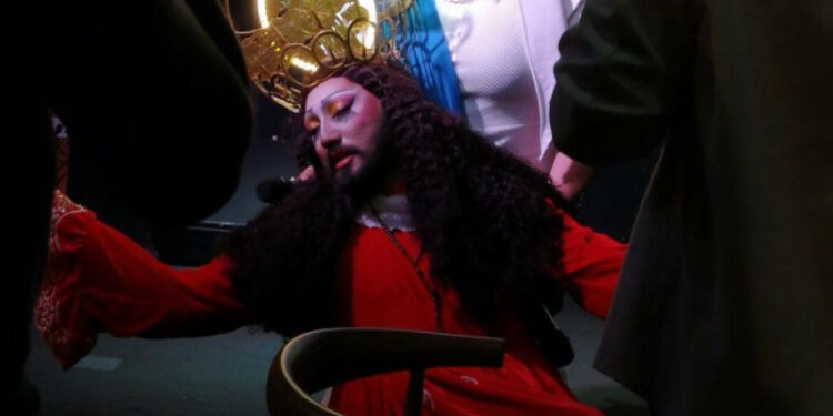 VIDEO: Detienen a drag queen por vestirse de Jesucristo y “perrear” el Padre Nuestro en show