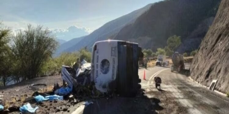 Al menos 18 migrantes mueren en un accidente de autobús al sureste de México