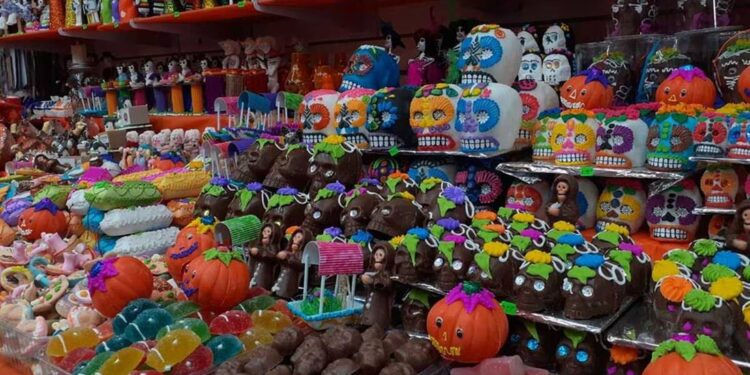 Todo octubre se respira el Día de Muertos en el mercado República de SLP