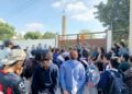 Padres de familia de la Telesecundaria Enrique Almazán protestan en la SEGE contra la directora