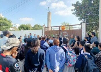 Padres de familia de la Telesecundaria Enrique Almazán protestan en la SEGE contra la directora