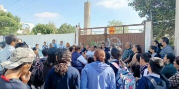 Padres de familia de la Telesecundaria Enrique Almazán protestan en la SEGE contra la directora