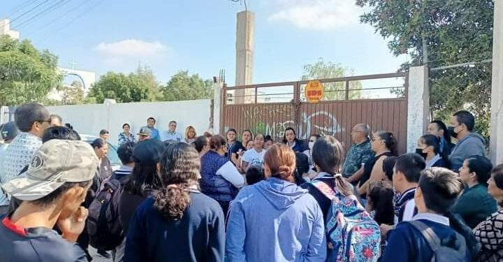 Padres de familia de la Telesecundaria Enrique Almazán protestan en la SEGE contra la directora