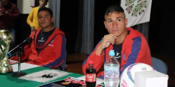 Jugadores del Atlético de San Luis firman autógrafos en la BECENE