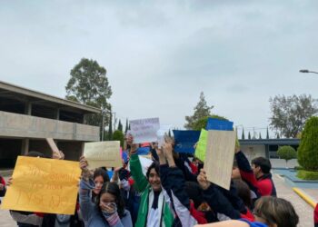 VIDEO: Estudiantes del Cobach protestan contra cambio de profesor