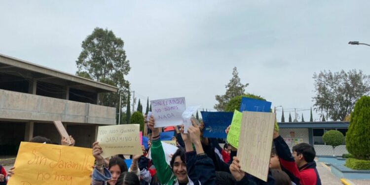 VIDEO: Estudiantes del Cobach protestan contra cambio de profesor