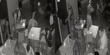 VIDEO: Comando armado irrumpe en antro de SLP; asaltan y golpean a comensales