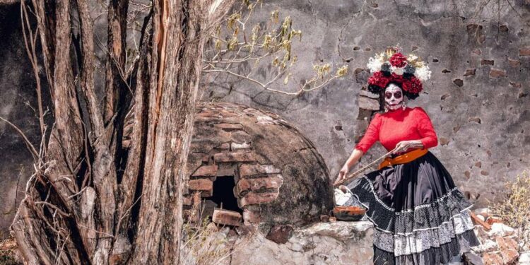 Con motivo del Día de Muertos y Xantolo, fotógrafo resalta la belleza de SLP con sesión de catrinas
