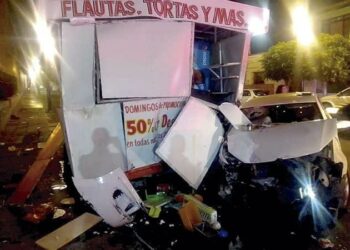 Choca contra puestos de tacos en El Santuario