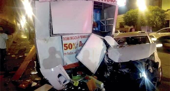 Choca contra puestos de tacos en El Santuario