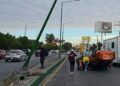 Conductora choca y vuelca bajando el Distribuidor Juárez