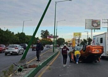 Conductora choca y vuelca bajando el Distribuidor Juárez