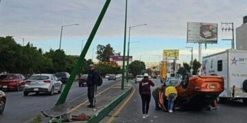Conductora choca y vuelca bajando el Distribuidor Juárez