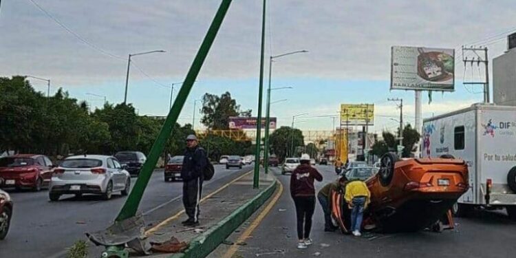 Conductora choca y vuelca bajando el Distribuidor Juárez