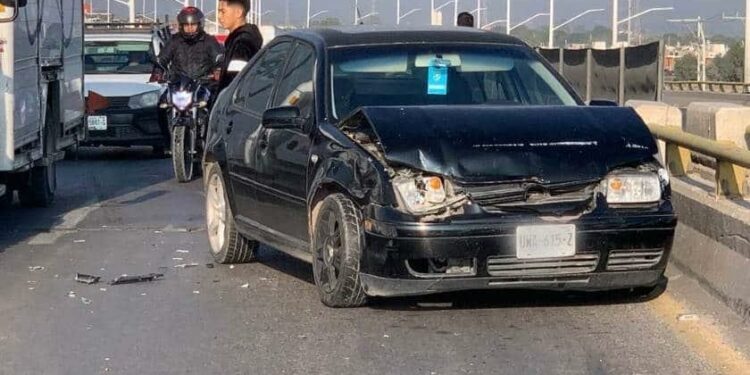 Choques en Periférico dejan cuantiosos daños y un lesionado