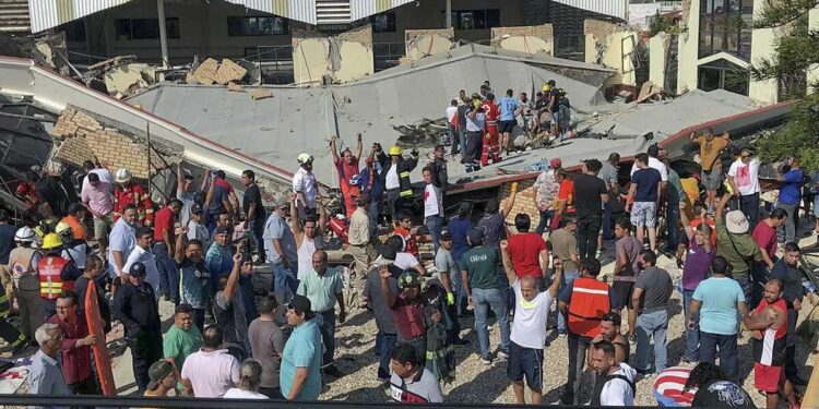 Suben a 10 los muertos y a 60 los heridos por el colapso del techo de una iglesia de Tamaulipas