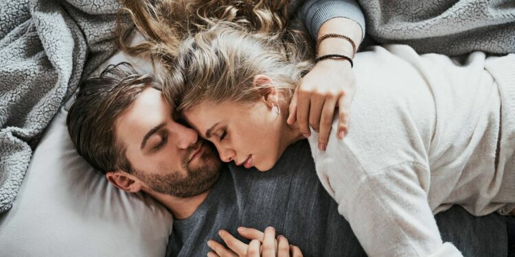 3 beneficios de dormir con tu pareja que cambiarán tu vida