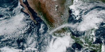 Huracán ‘Norma’ toca tierra en BC: ocasionará lluvias torrenciales en estos estados