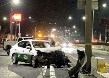 Muere taxista al chocar vs. señalética