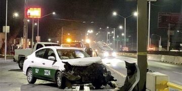 Muere taxista al chocar vs. señalética