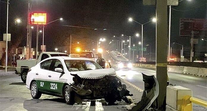 Muere taxista al chocar vs. señalética
