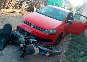 Mujer arrolla a ladrones en asalto y la balean