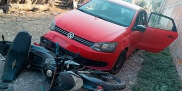 Mujer arrolla a ladrones en asalto y la balean