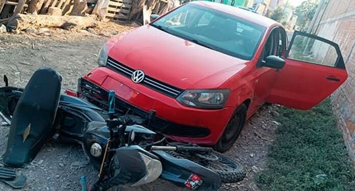 Mujer arrolla a ladrones en asalto y la balean