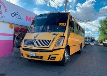 Mujer cae de un camión urbano y resulta lesionada