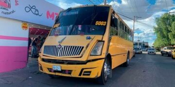 Mujer cae de un camión urbano y resulta lesionada