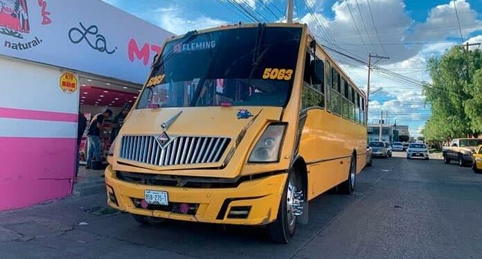 Mujer cae de un camión urbano y resulta lesionada