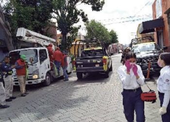 Patrulla policiaca arrolla a empleados municipales