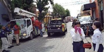 Patrulla policiaca arrolla a empleados municipales