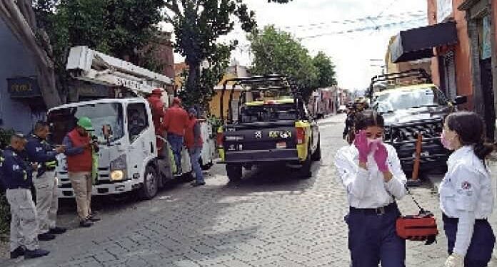 Patrulla policiaca arrolla a empleados municipales
