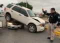 Video: Camioneta queda encima de sedán tras choque frente a Sendero