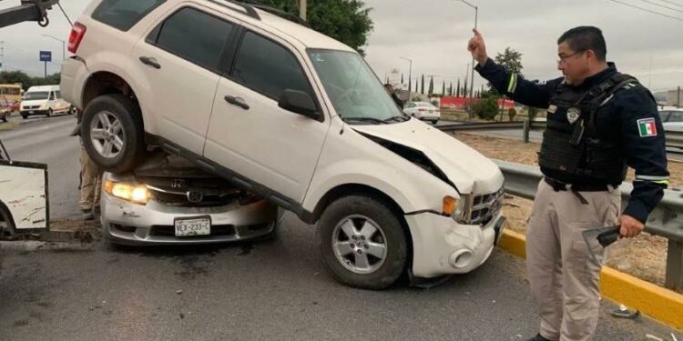 Video: Camioneta queda encima de sedán tras choque frente a Sendero