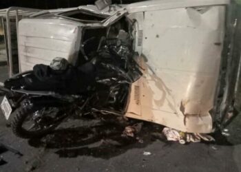 VIDEO: Conductor de camioneta impactó de frente a motocicleta
