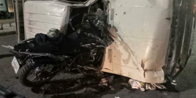 VIDEO: Conductor de camioneta impactó de frente a motocicleta