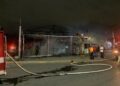 VIDEO| Se incendia carpa de ropa en carretera a Rioverde