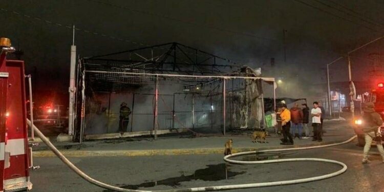 VIDEO| Se incendia carpa de ropa en carretera a Rioverde