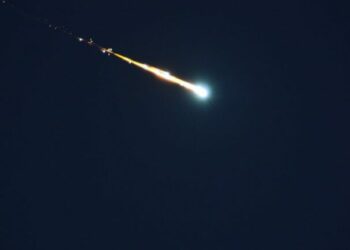 VIDEOS: ¿Meteorito o bólido? Captan gran destello de luz atravesando el cielo de México