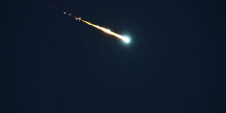 VIDEOS: ¿Meteorito o bólido? Captan gran destello de luz atravesando el cielo de México